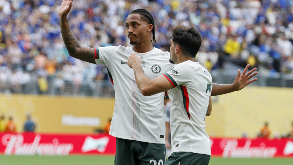 Joao Pedro pide perdón tras marcar (Foto: EFE)