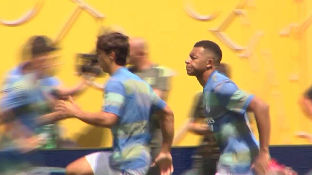 Gonzalo y Mbappé en el calentamiento (Telecinco)