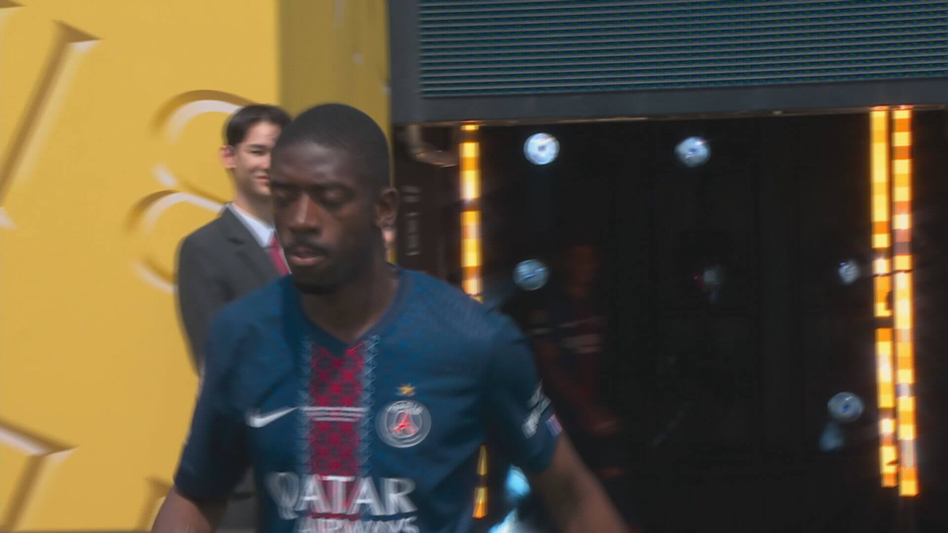 Dembélé saltando al campo antes del partido contra el Madrid