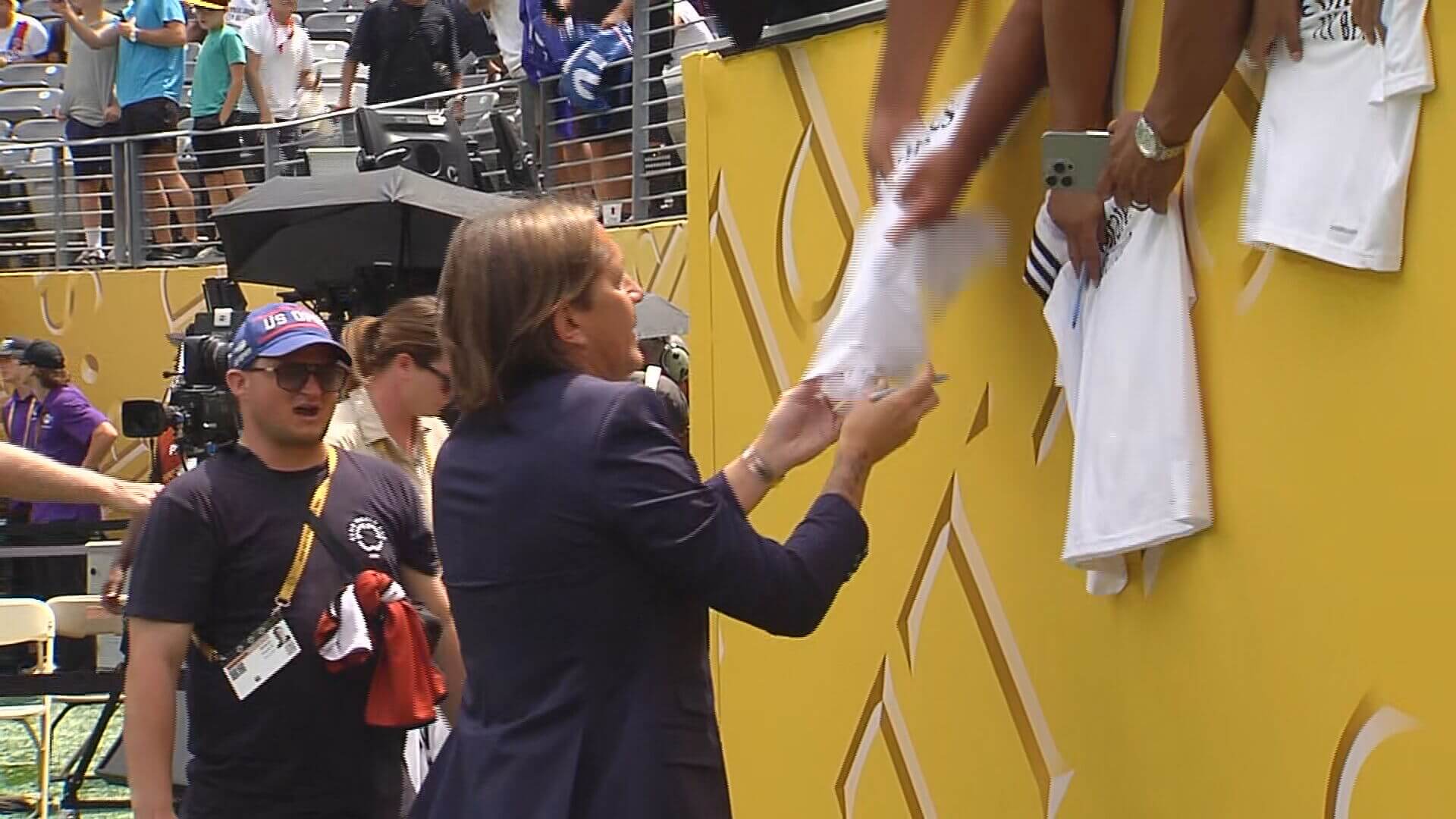 Míchel Salgado atendiendo a los madridistas en el MetLife Stadium (ElDesmarque)