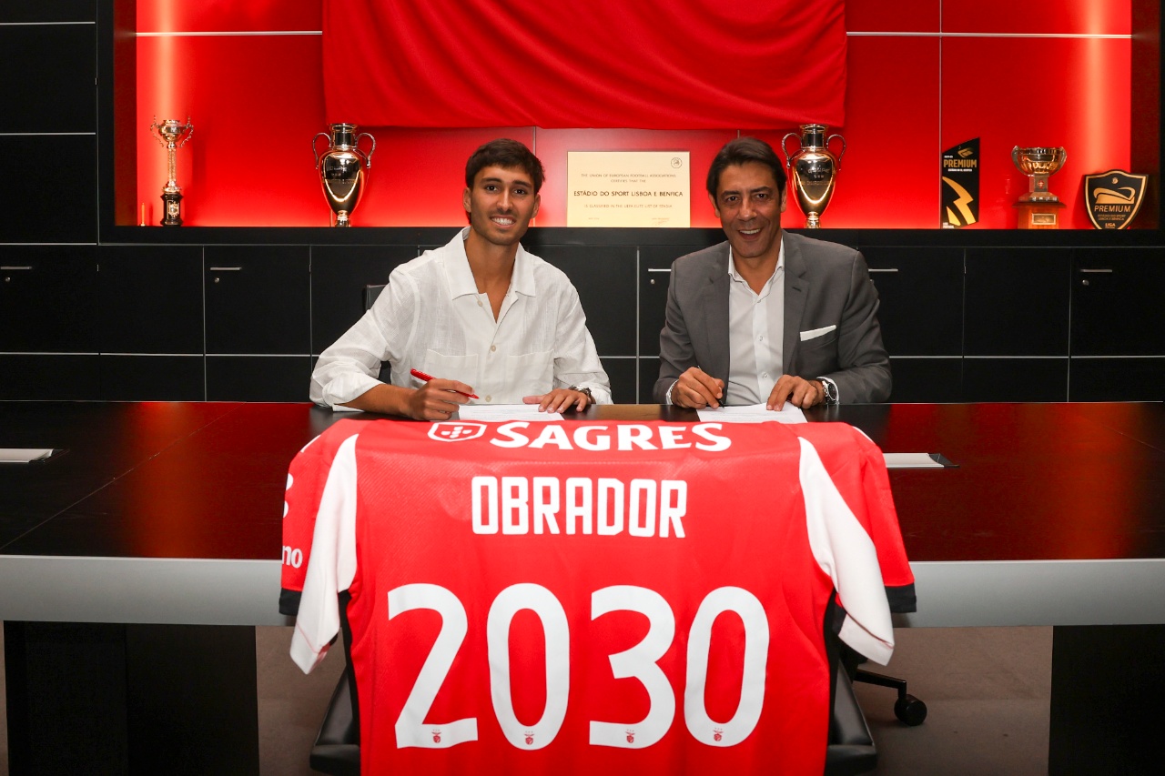 Rafael Obrador, en su presentación como nuevo jugador del Benfica (Foto: Benfica)