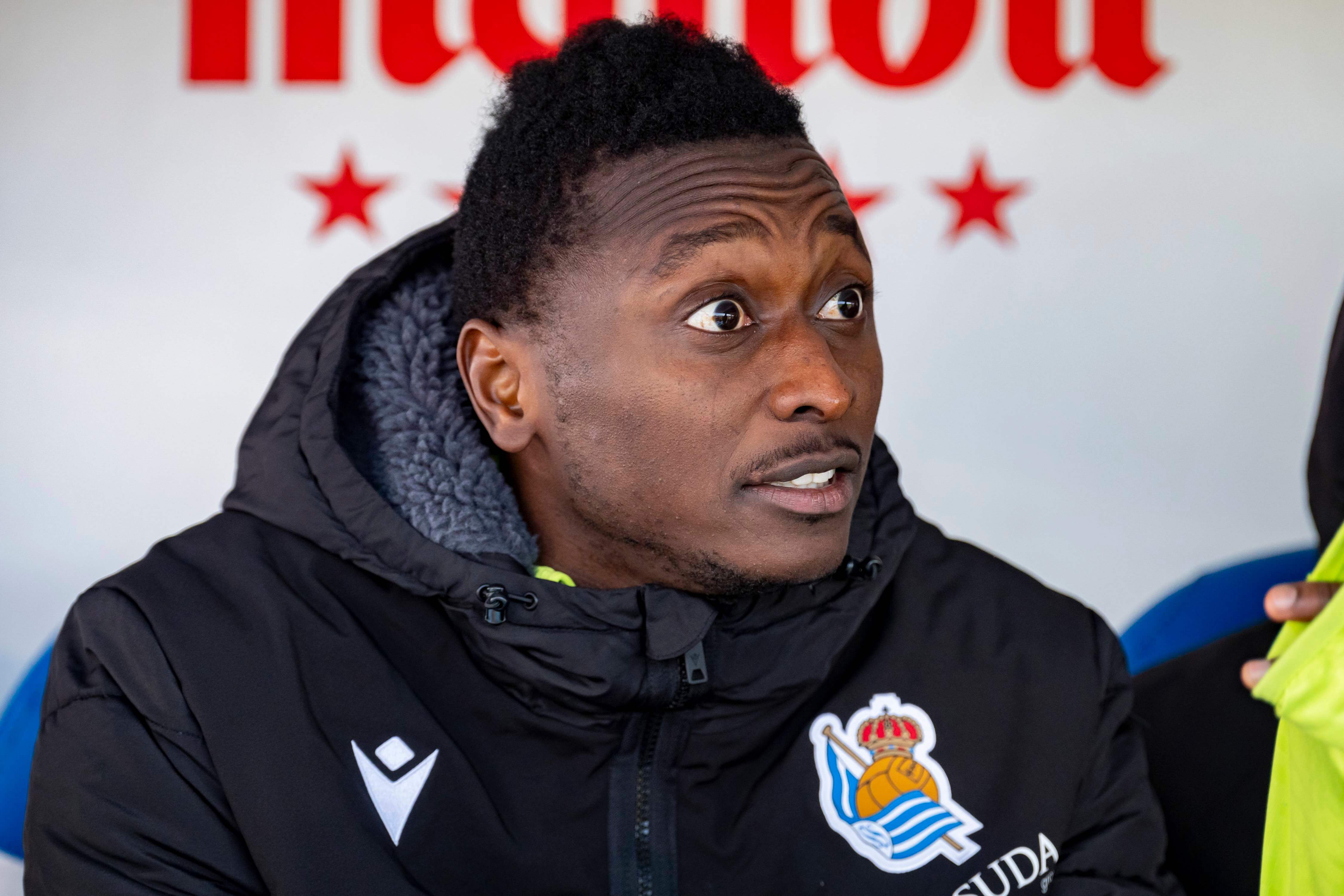 Umar Sadiq, en el banquillo durante un partido de la Real Sociedad (Foto: Cordon Press).