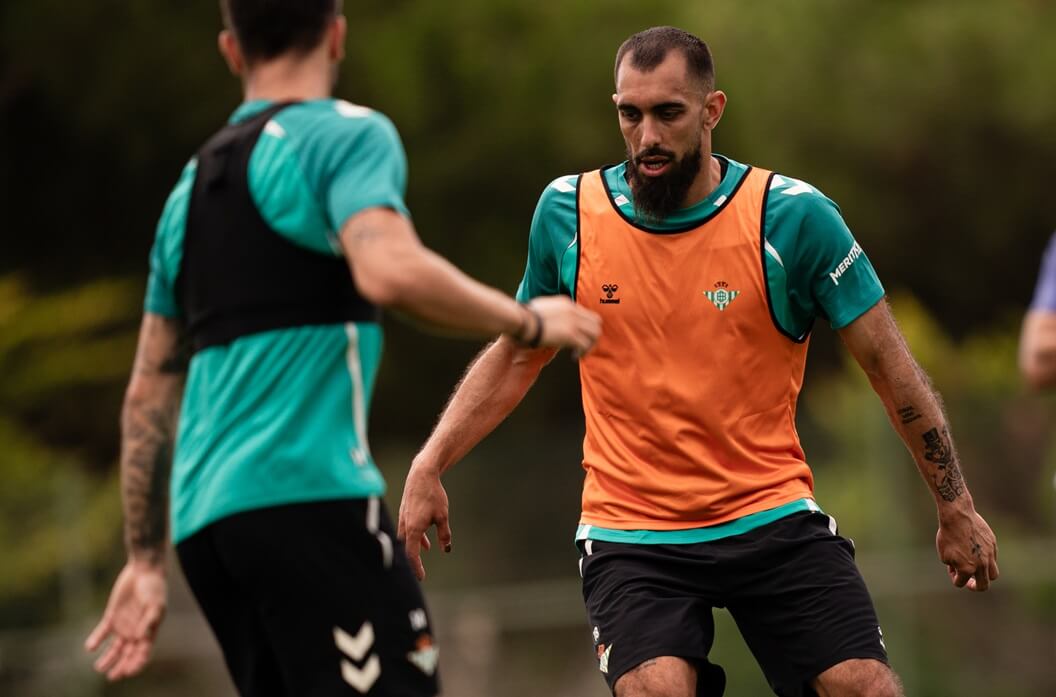 Borja Iglesias, en la pretemporada del Betis en Almancil (Foto: RBB).