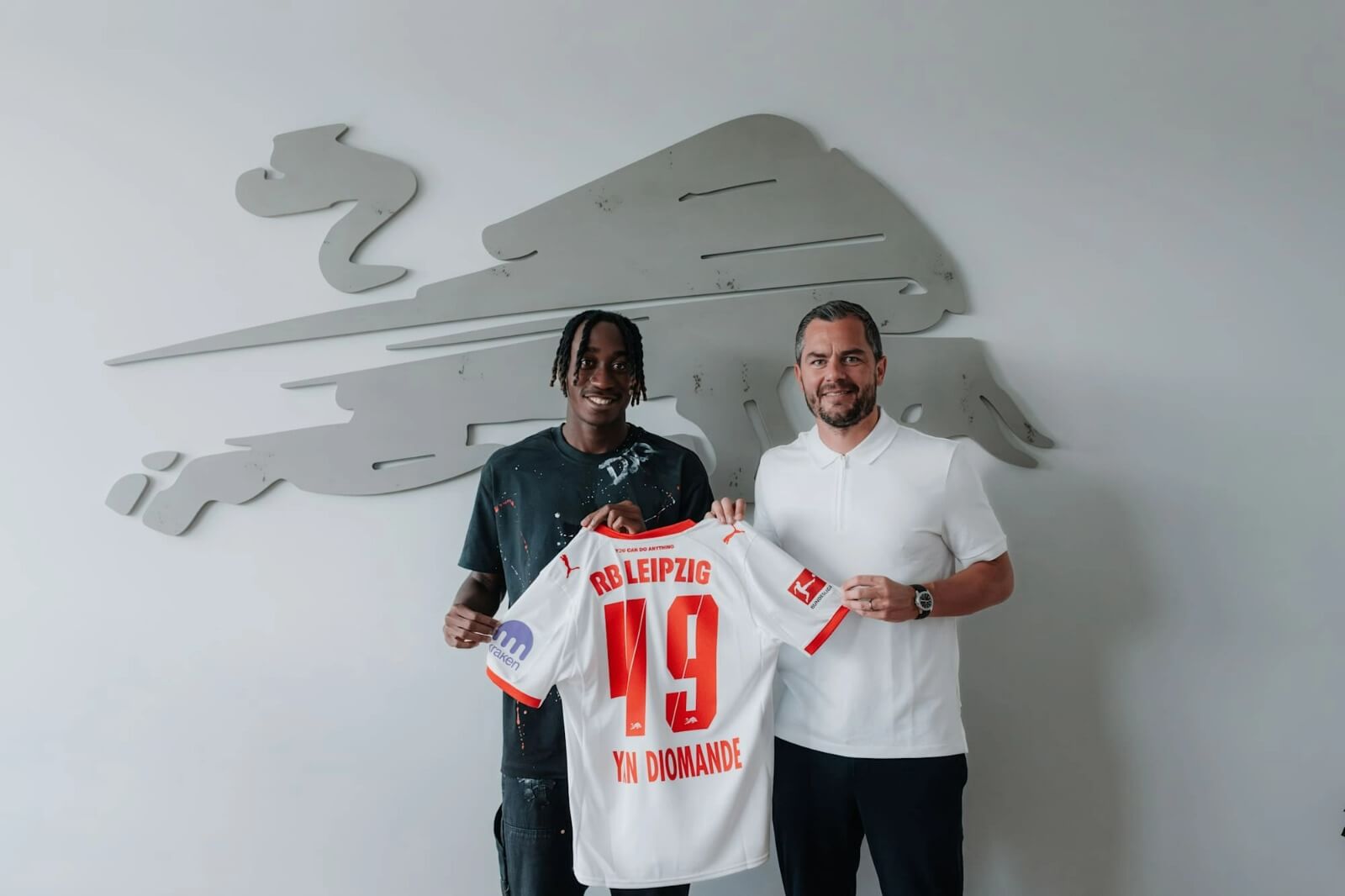 Yan Diomande posa con su nueva camiseta. (Foto: RB Leipzig)
