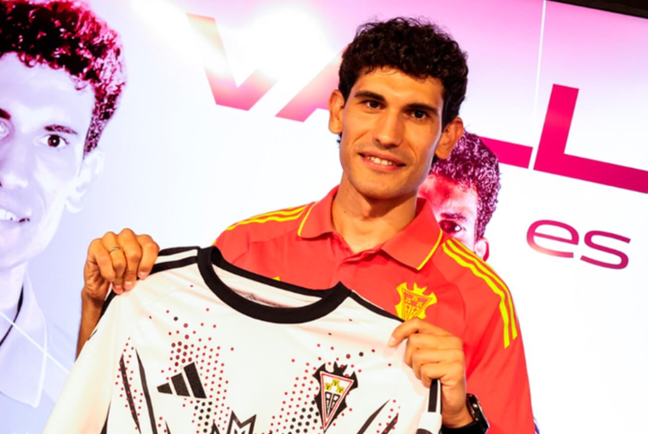 Jesús Vallejo posa con la camiseta del Albacete en su presentación (Foto: ABP).