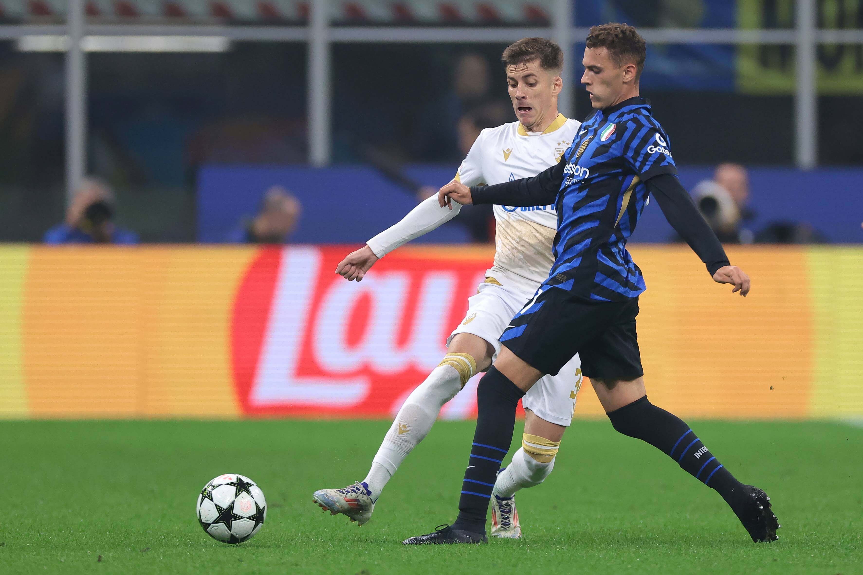 Luka Ilic pelea un balón con Asllani en un Inter-Estrella Roja de Champions (Foto: Cordon Press).