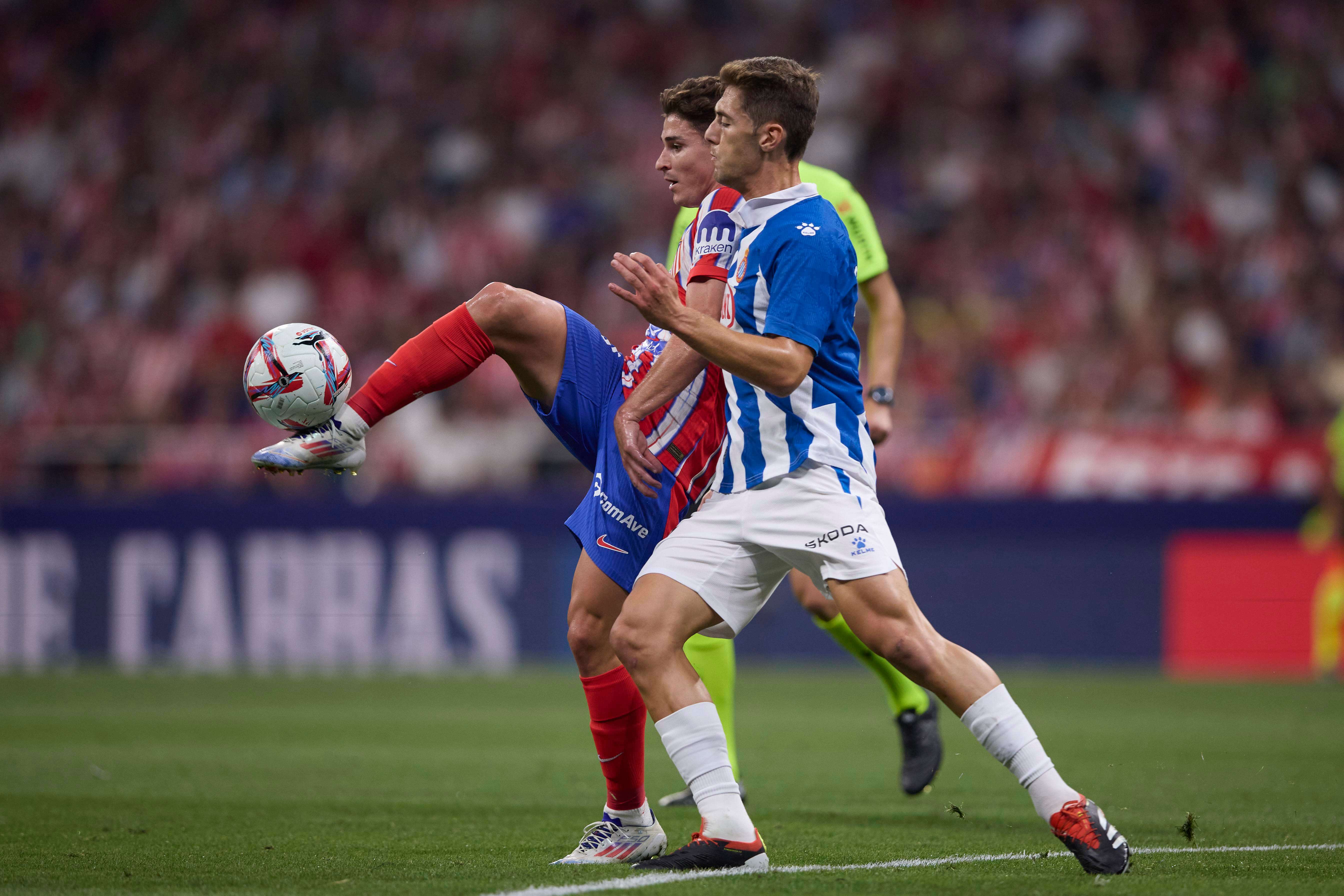 José Gragera pelea con Julián Álvarez en el Atlético-Espanyol (Foto: Cordon Press).