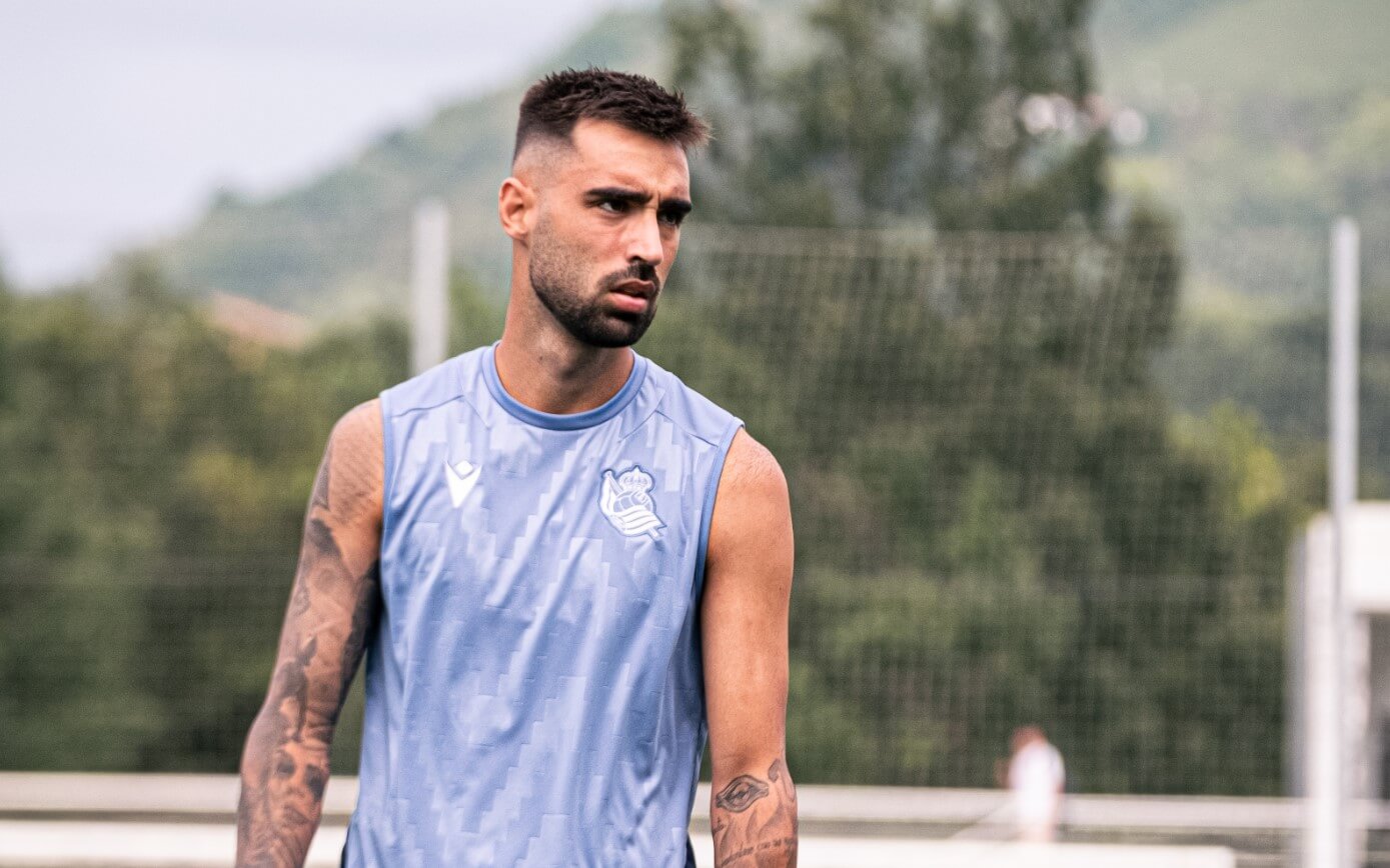 Brais Méndez calienta antes del Real Sociedad-Pau (Foto: RSO).