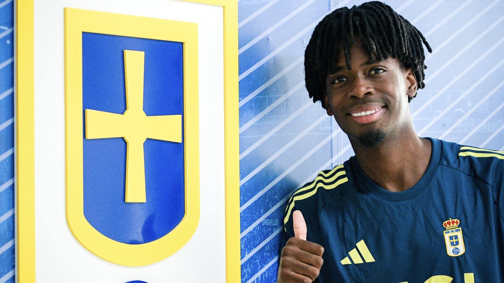 Ovie Ejaira posa con el escudo del Real Oviedo (Foto: Real Oviedo).