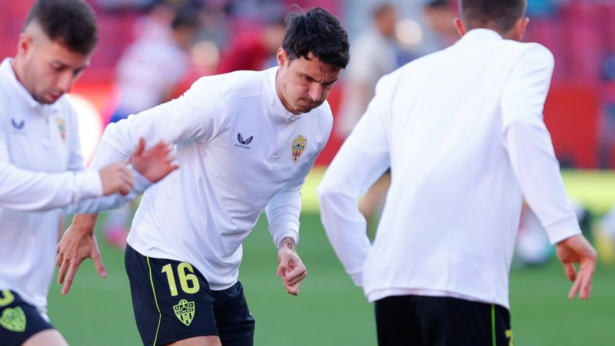 Alexandar Radovanovic calienta con la UD Almería (Foto: EuropaPress).