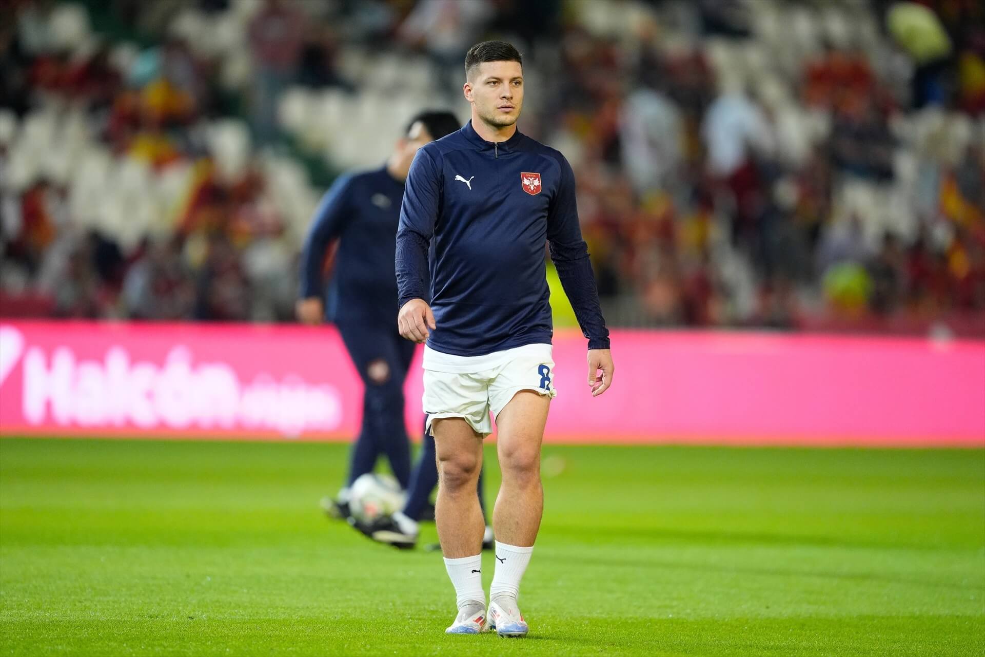 Luka Jovic calienta antes del España-Serbia en Córdoba (Foto: Europa Press).
