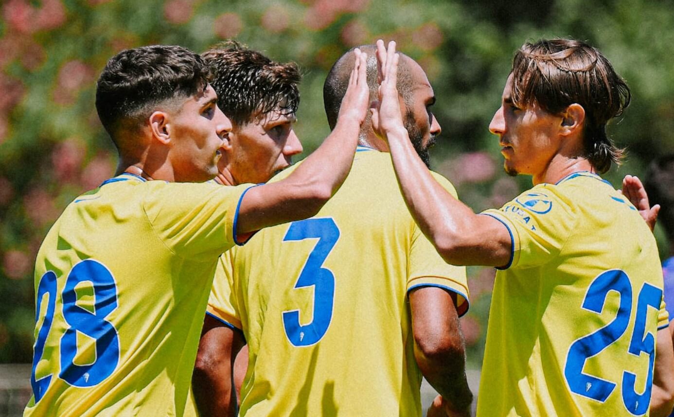 Borja Vázquez y David García celebran un gol en el Cádiz-Las Palmas (Foto: CCF).