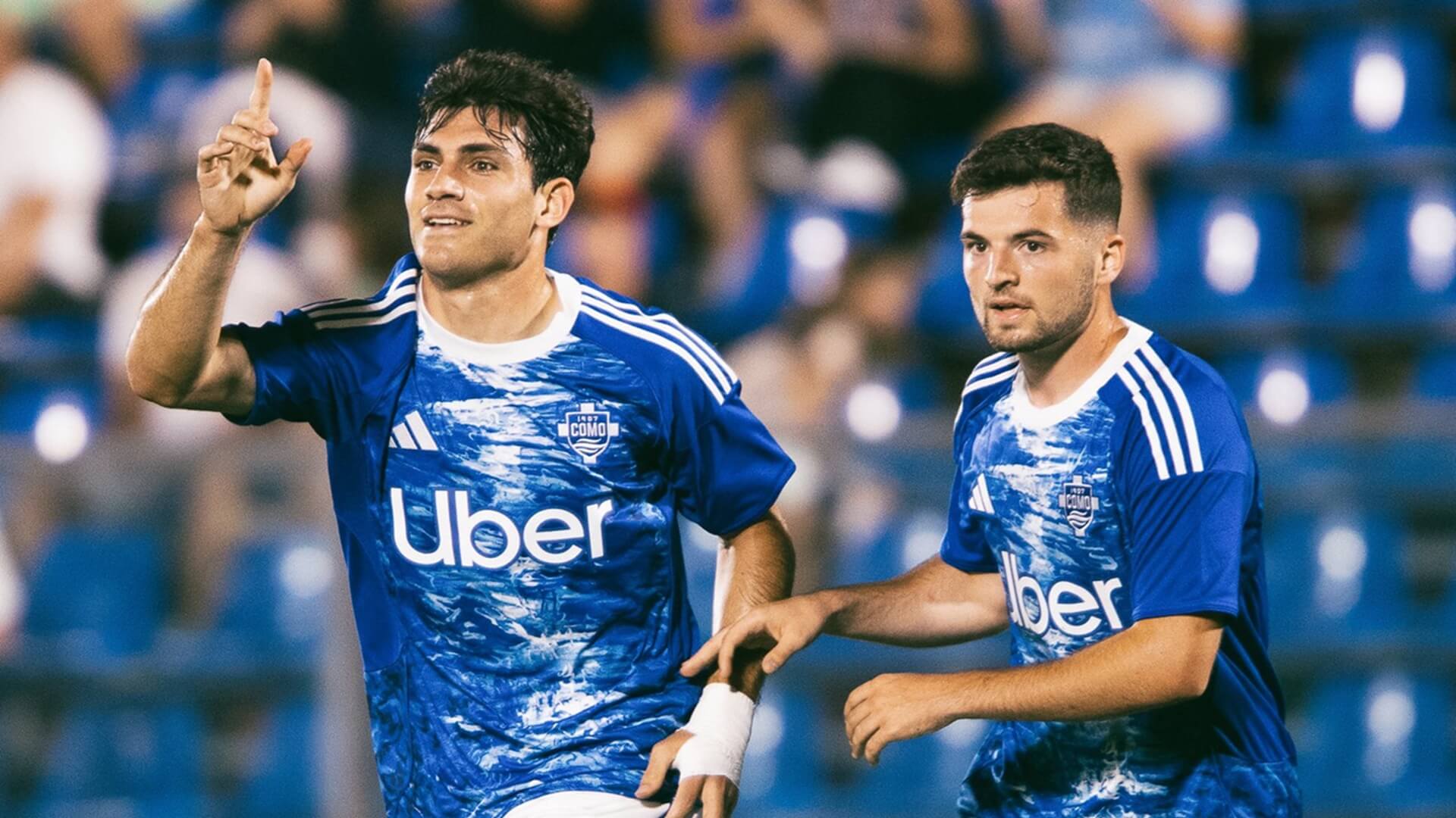 Iván Azón celebra un gol en pretemporada (Foto: Como 1907).