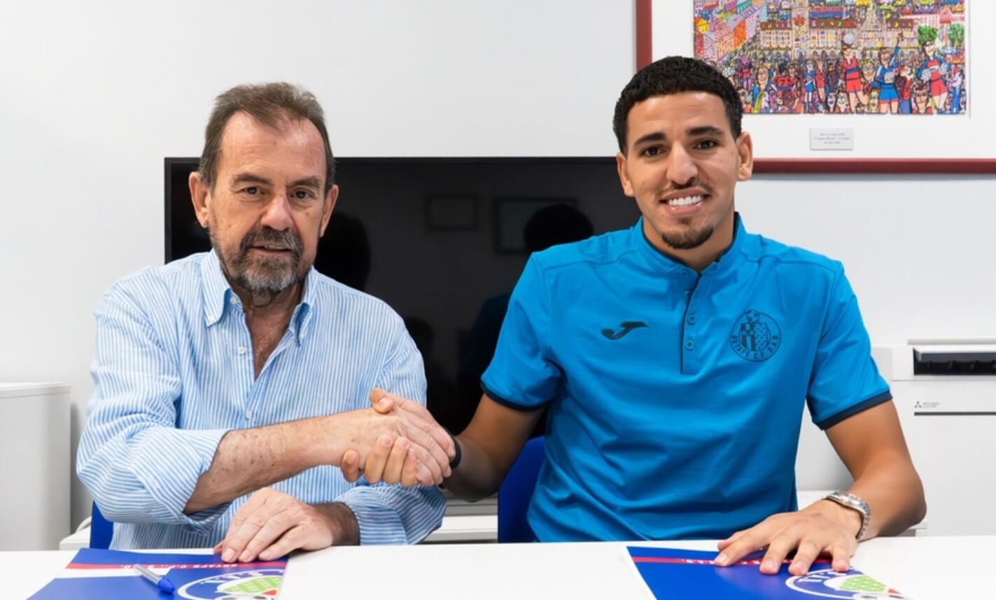Ángel Torres y Abdel Abqar posan tras el fichaje del marroquí (Foto: Getafe CF).