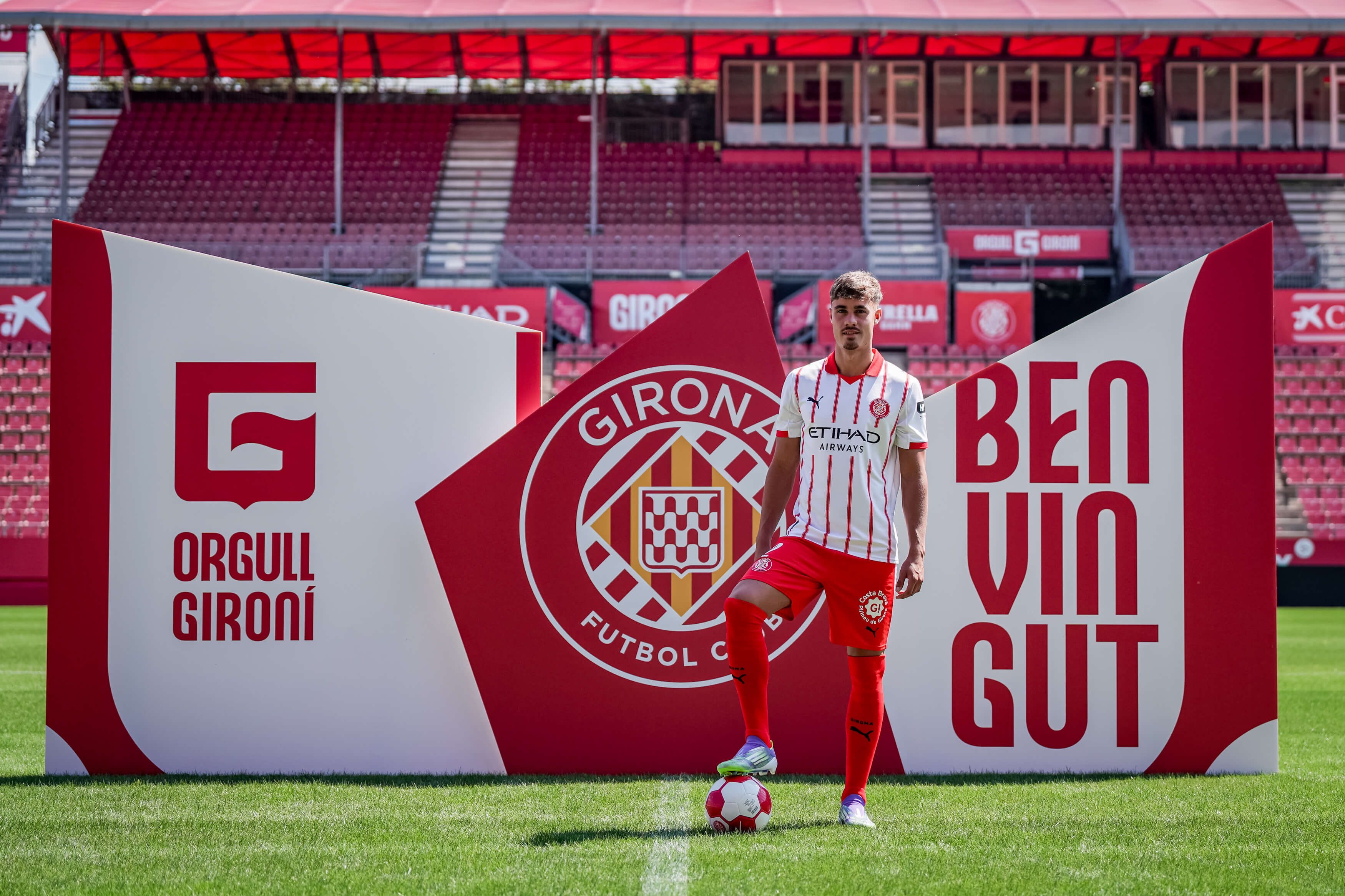 Hugo Rincón, en su presentación con el Girona (Foto: GFC).
