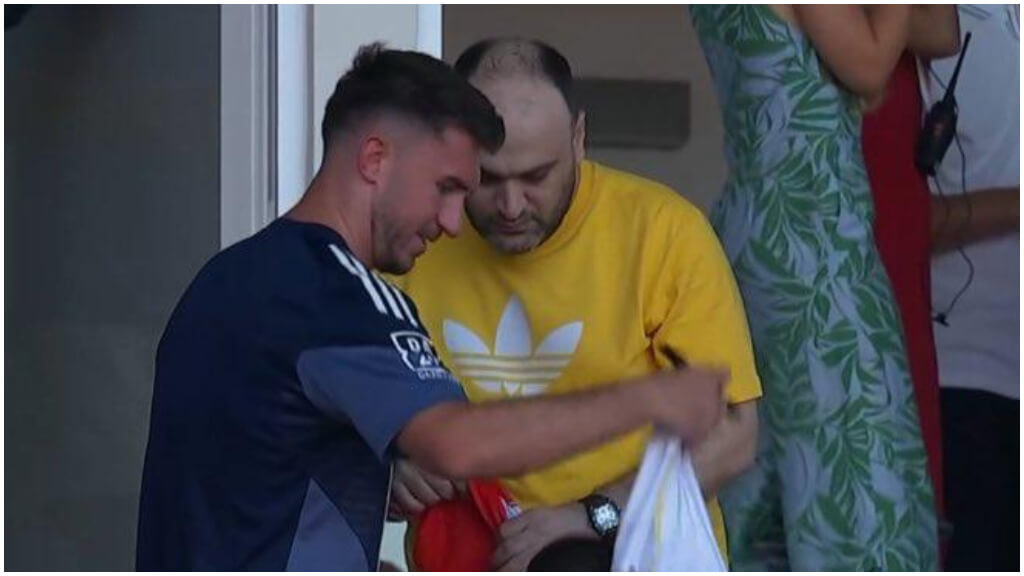 Aymeric Laporte firmando a los aficionados en el partido del AlNassr. (@AthleticXtra)