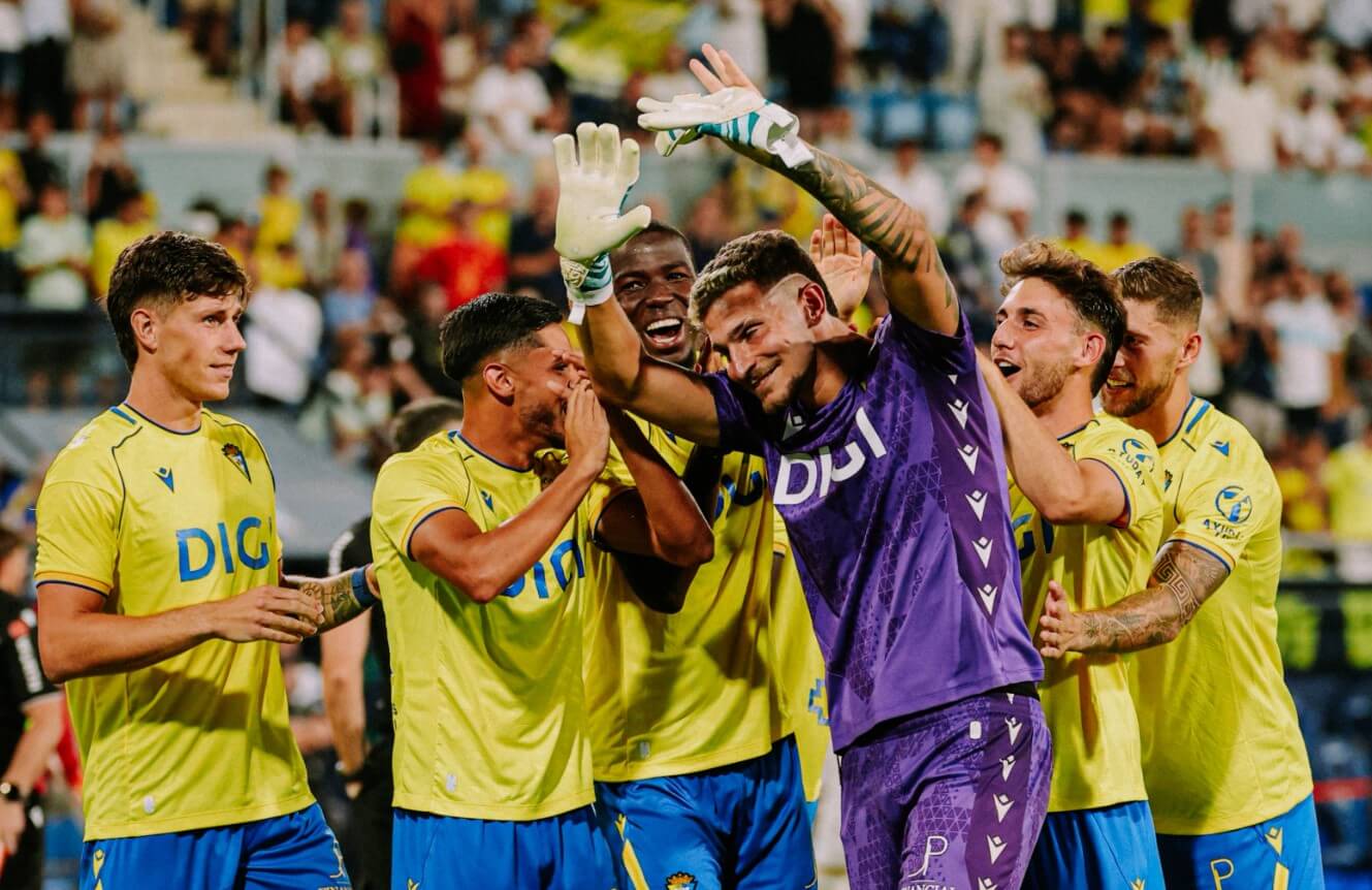 Víctor Aznar, abrazado por sus compañeros tras ganar el Trofeo Carranza (Foto: Cádiz CF).