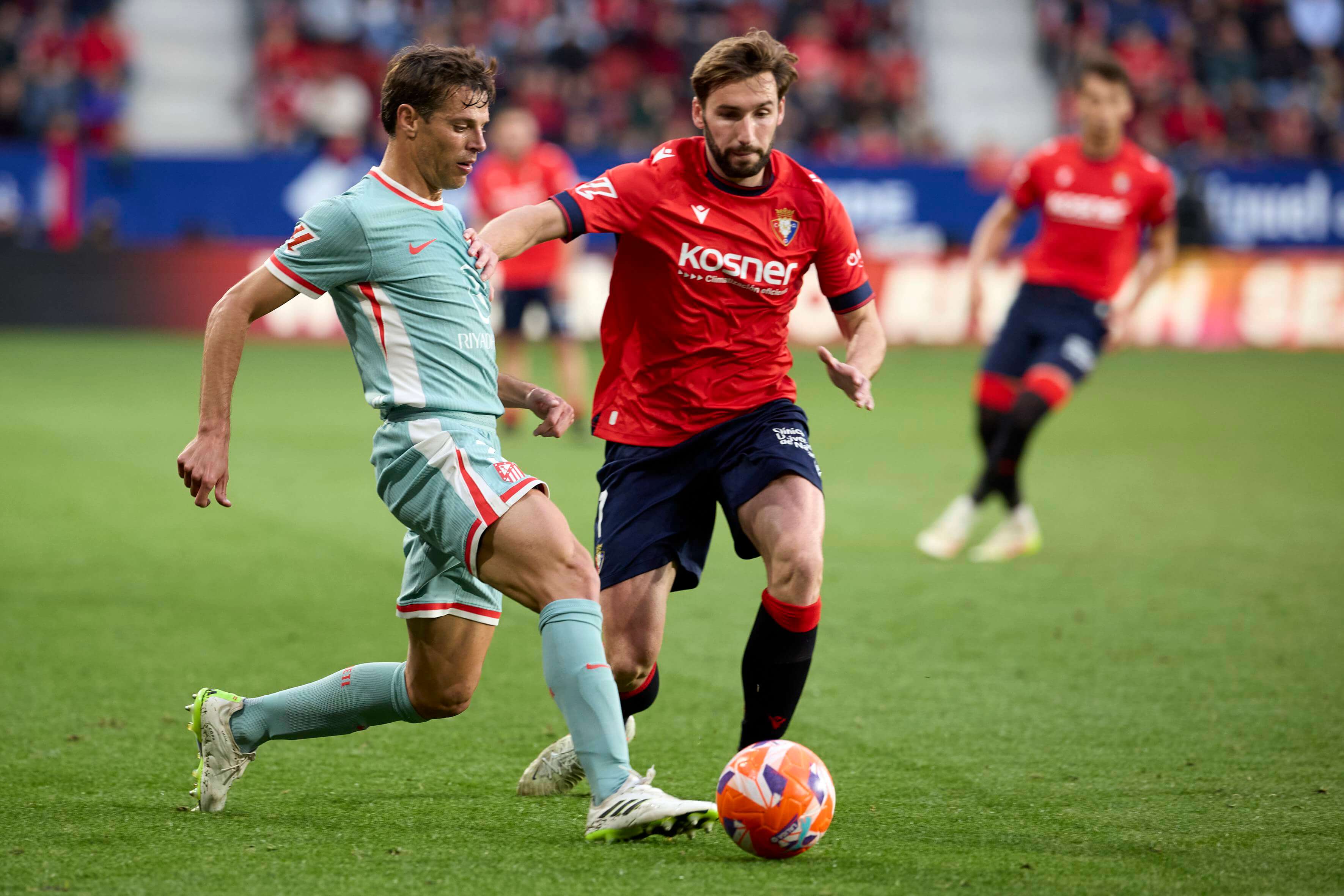 Azpilicueta da un pase delante de Moncayola en el Osasuna-Atlético (Foto: Cordon Press).