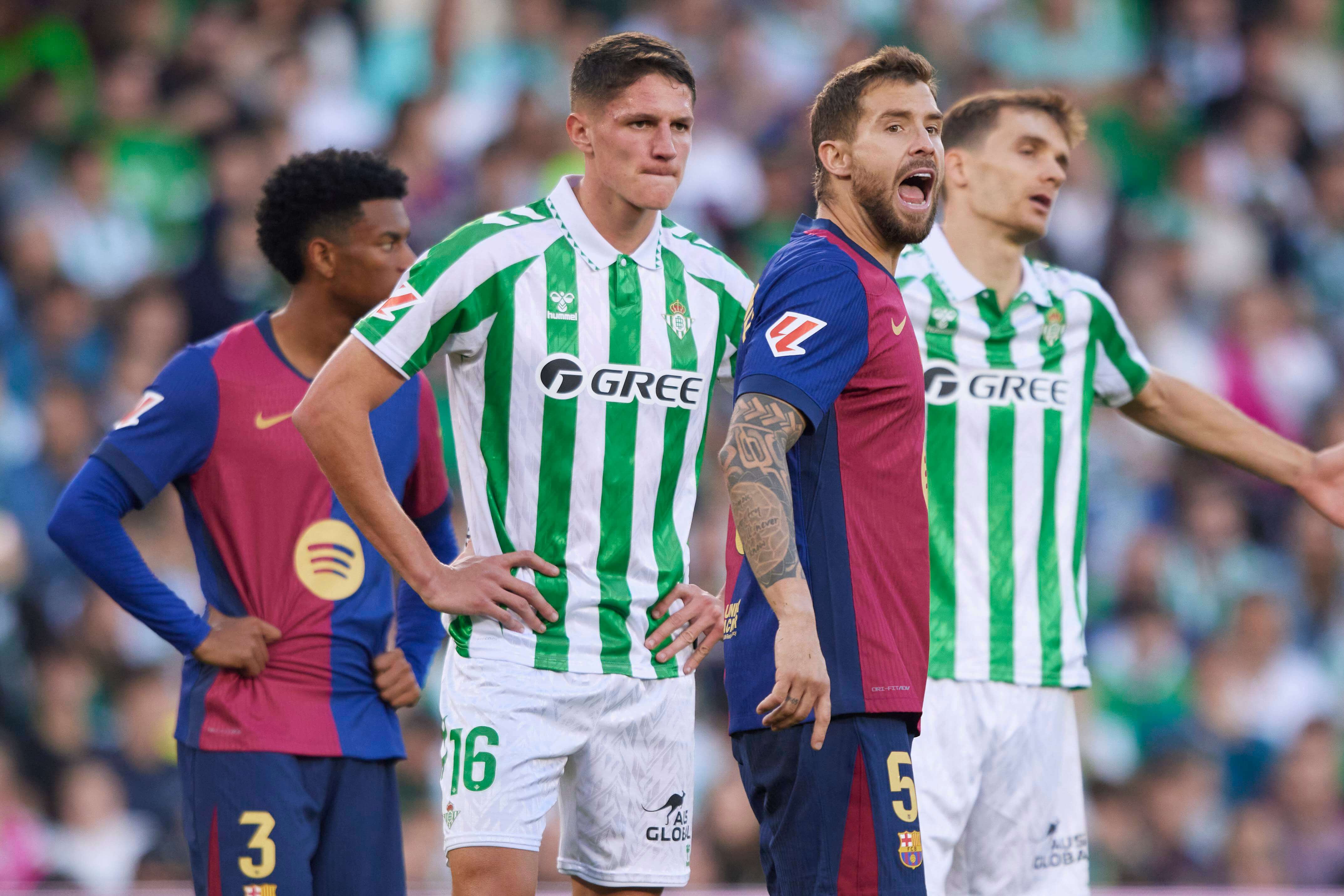 íñigo Martínez en un partido contra el Betis en la 24/25 (Cordon Press)