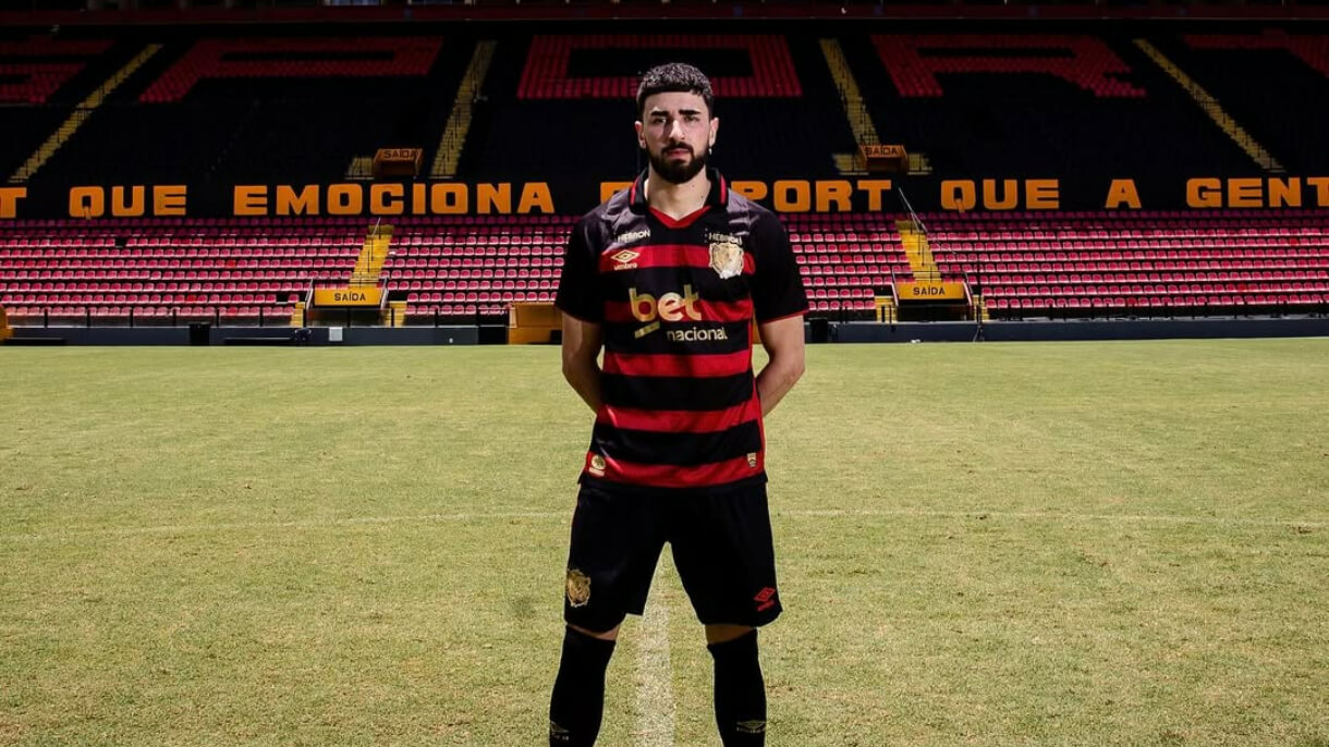Joao Silva posa con su club (Foto: Sport Recife).
