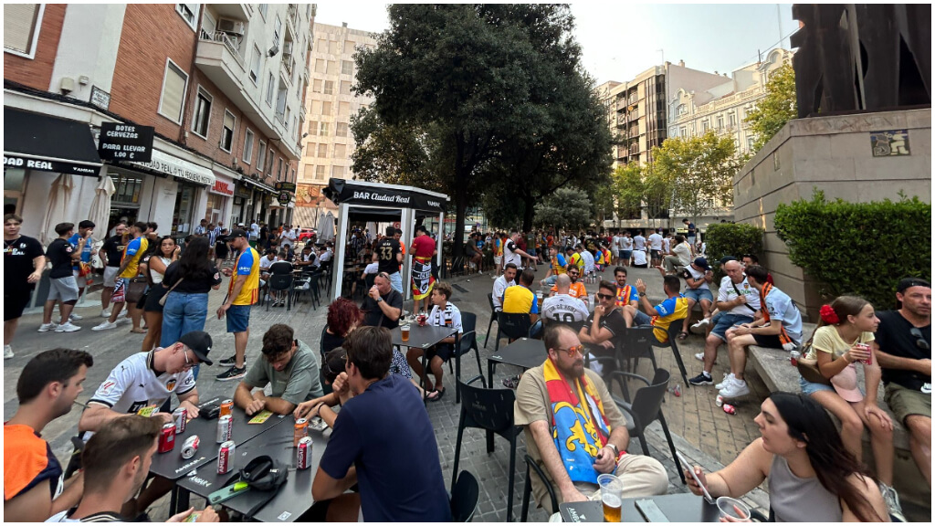 Ambientazo en los alrededores de Mestalla. (David Torres)
