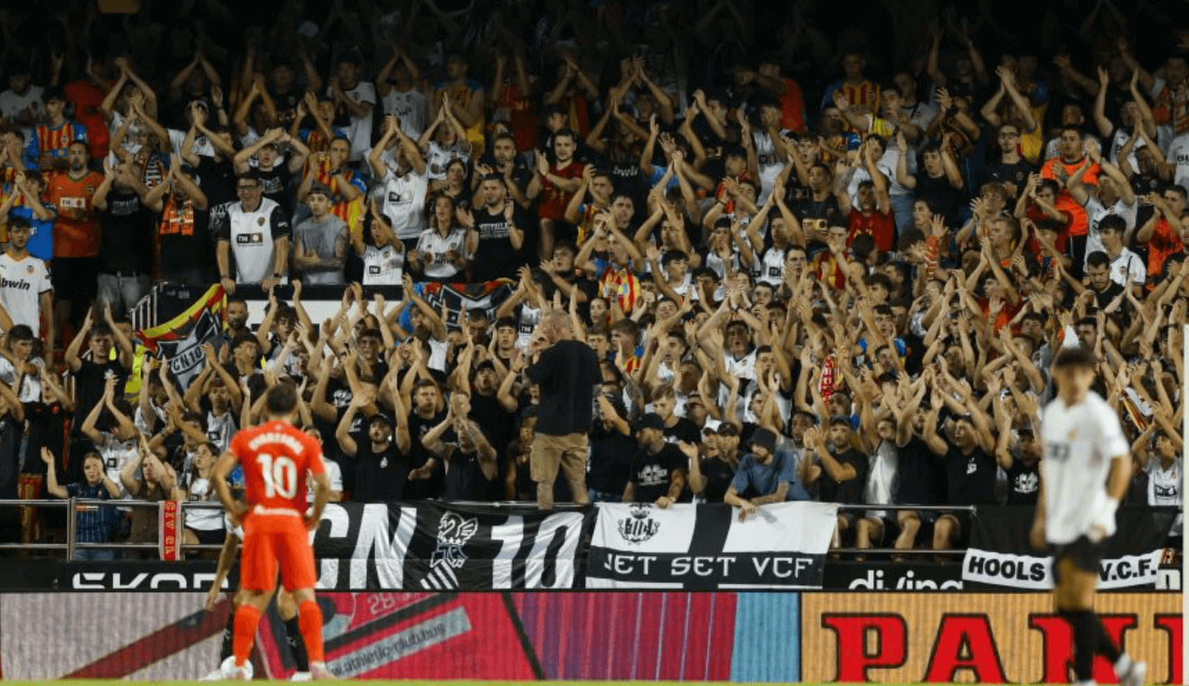 La Curva Nord vuelve a Mestalla (Foto: LALIGA)