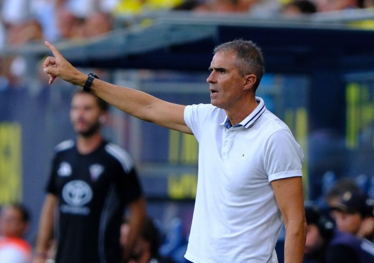 Gaizka Garitano da instrucciones durante el Cádiz-Mirandés (Foto: LALIGA).