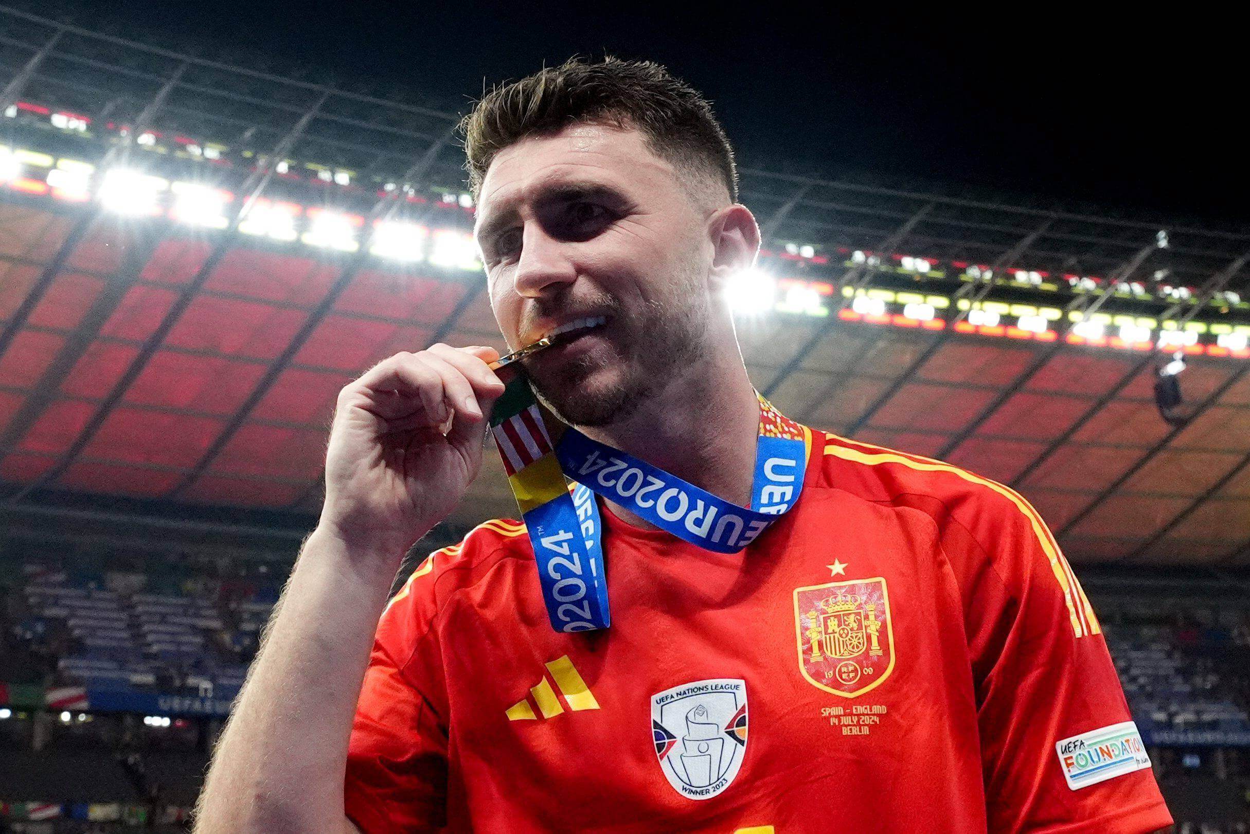 Aymeric Laporte posa como campeón de Europa. (Foto: Cordon Press)