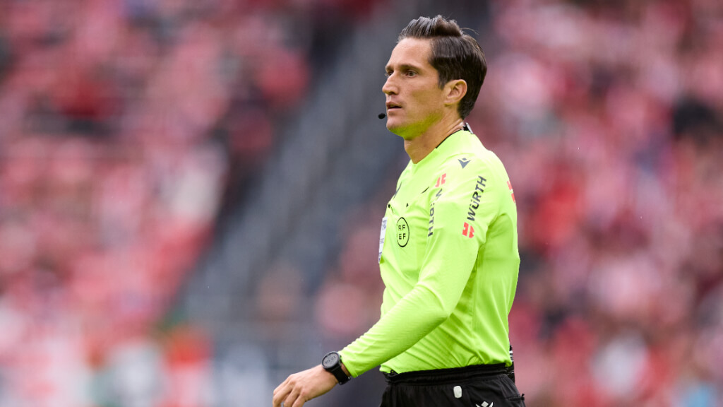 Munuera Montero arbitrando un partido (Europa Press)