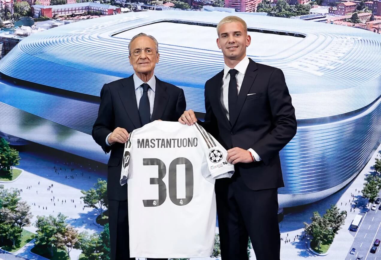 Franco Mastantuono posa con Florentino Pérez y su dorsal 30 (Foto: Real Madrid).