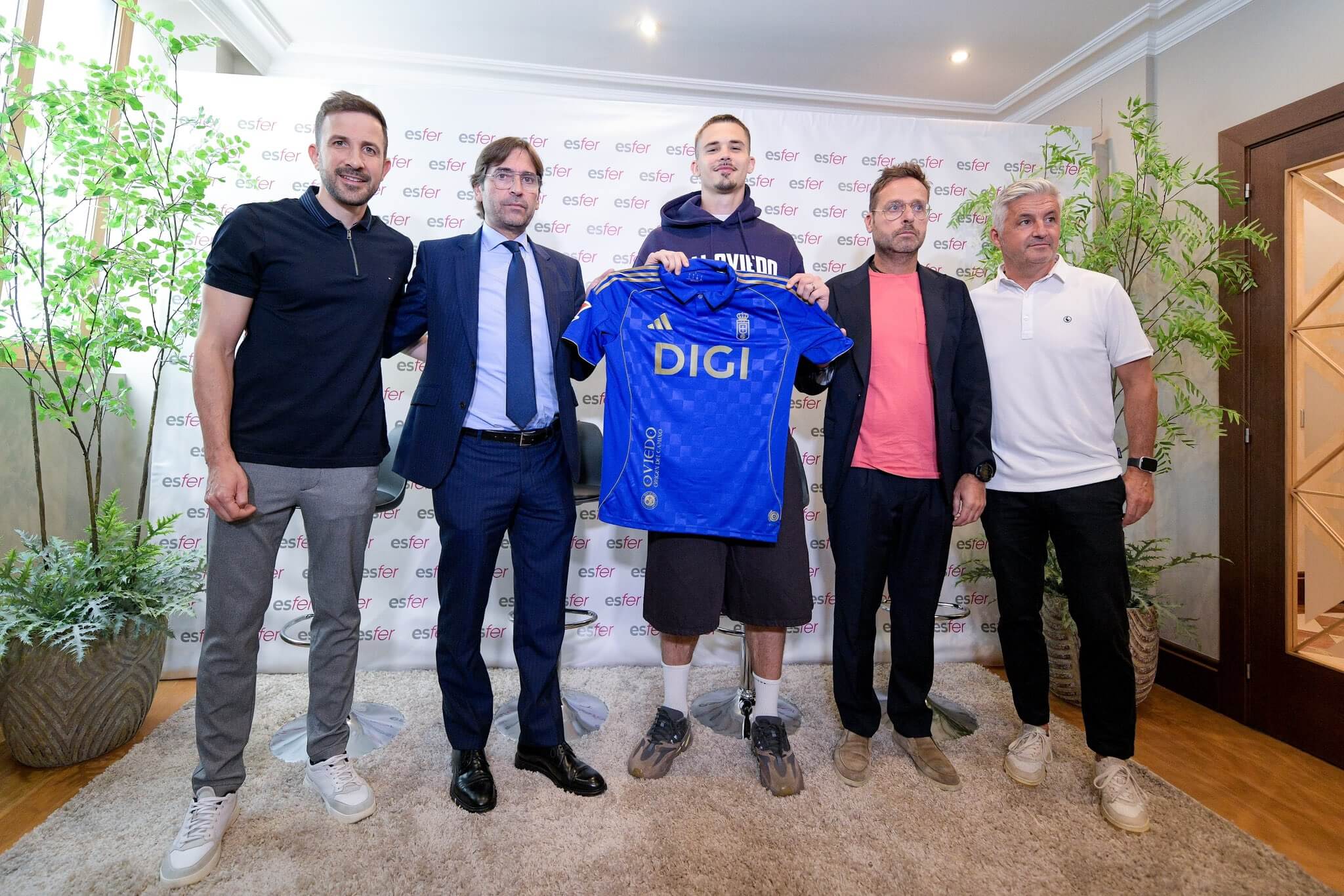 Presentación de Leander Dendoncker con el Real Oviedo (Foto: RO).