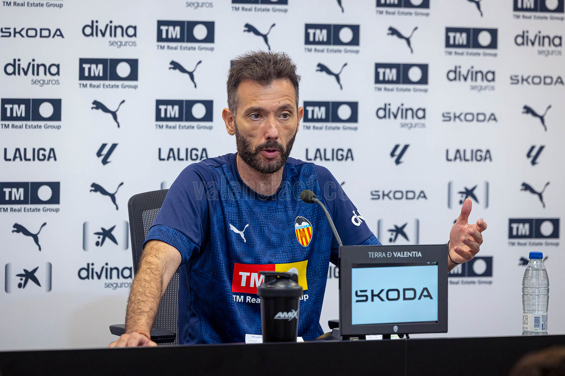 Carlos Corberán en rueda de prensa (Foto: Valencia CF)