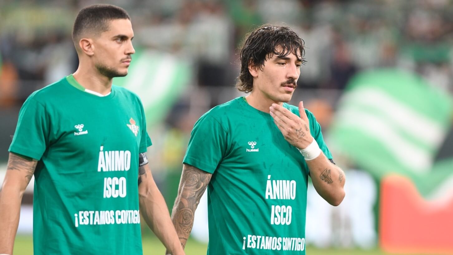 Bartra y Bellerín con las camisetas en apoyo a Isco Alarcón (Foto: Kiko Hurtado).