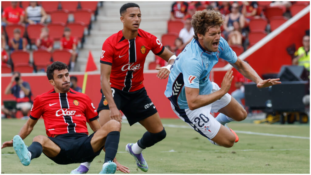 Meto Joseph y Marcos Alonso en el RCD Mallorca - Celta de Vigo. (EFE)