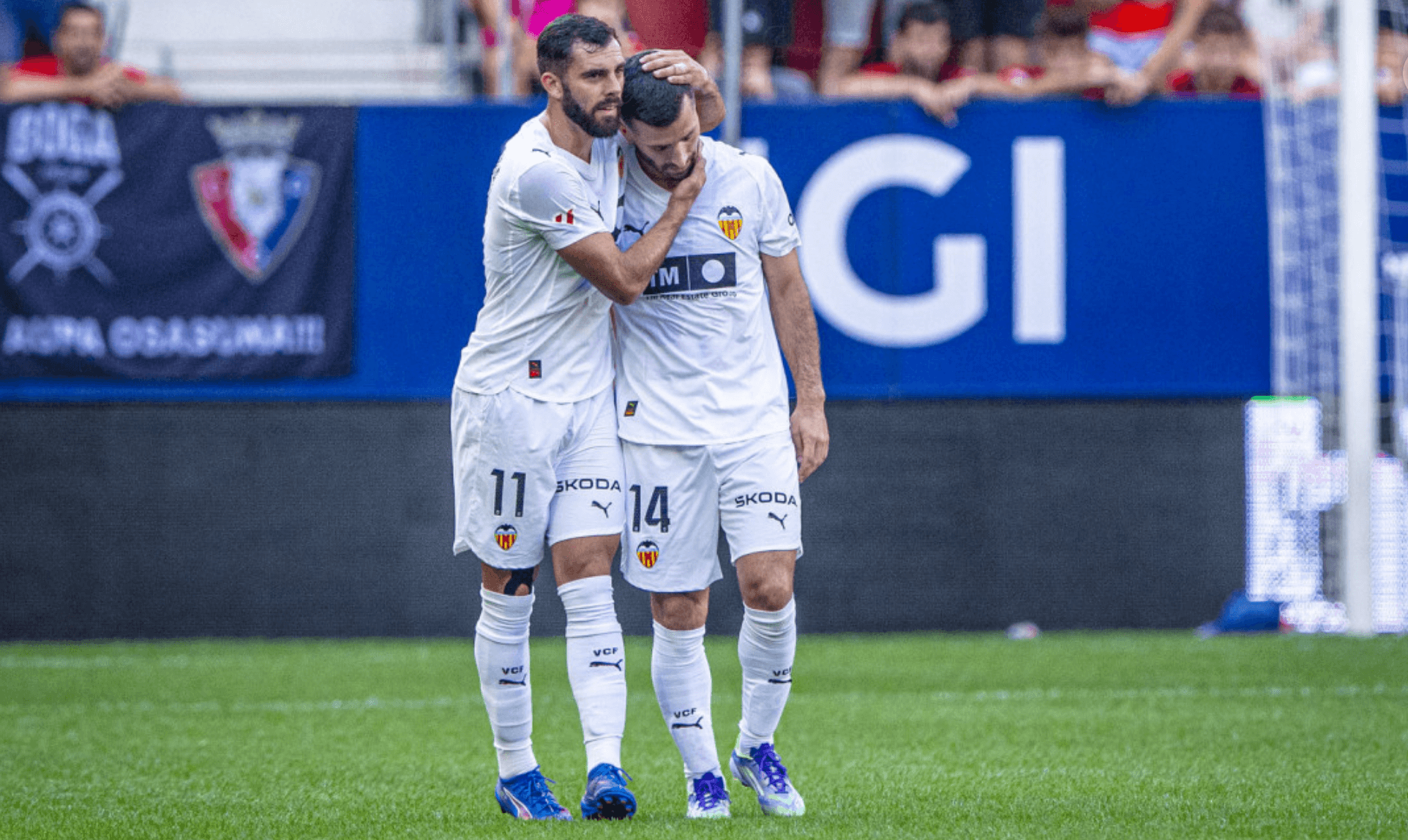 Gayà, abatido, se retira abrazado por Rioja (Foto: Valencia CF)