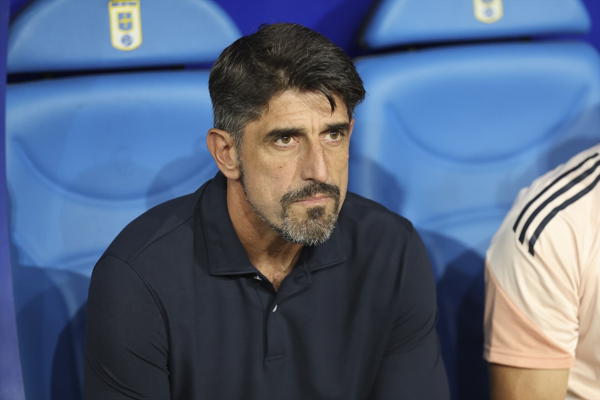 Veljko Paunovic, en el banquillo durante el Real Oviedo-Real Madrid (FOTO: Europa Press).