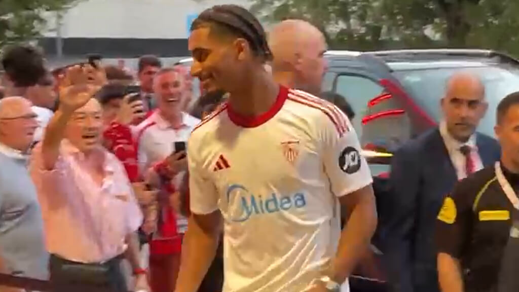 Badé, accediendo al Sánchez-Pizjuán. 