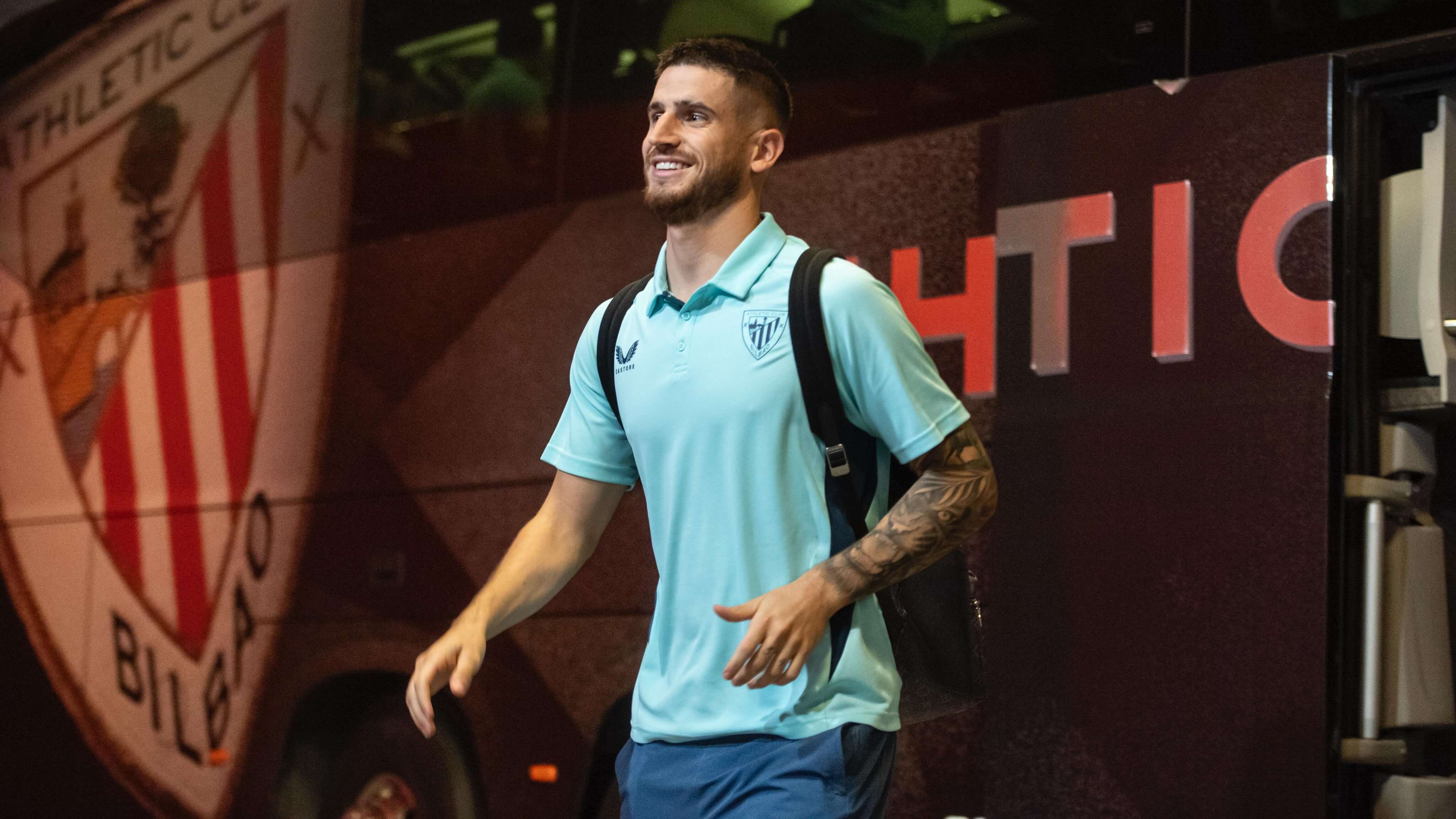Oihan Sancet llega sonriente del autobús a San Mamés (Foto: Athletic Club).