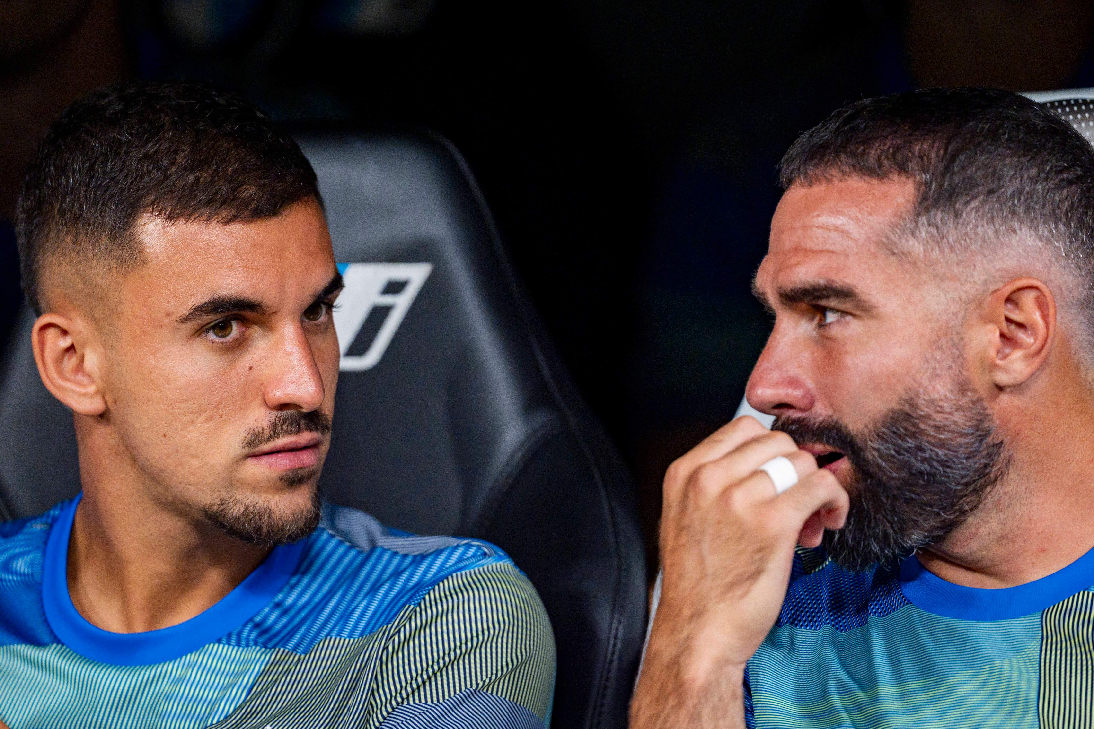 Dani Ceballos y Dani Carvajal hablan en el banquillo durante un partido con el Real Madrid (Cordon