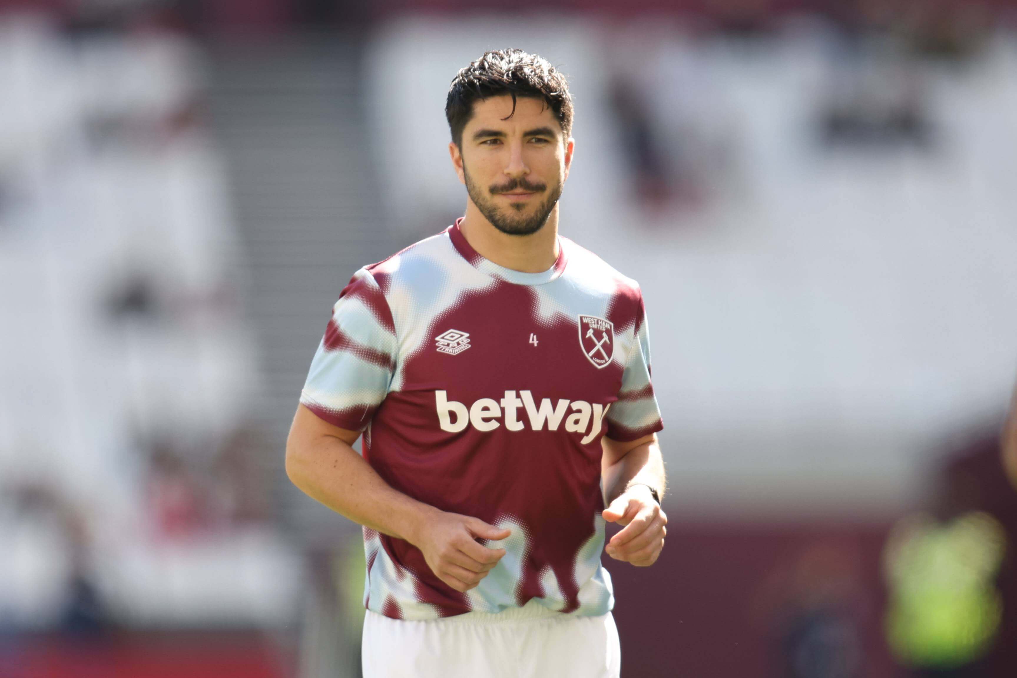 Carlos Soler calienta antes de un partido del West Ham (Foto: Cordon Press).