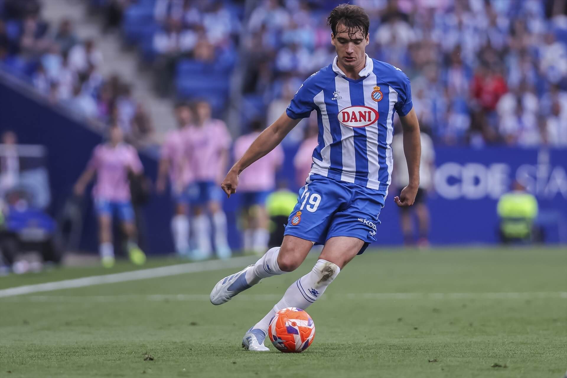 Urko González de Zárate da un pase en un partido del Espanyol (Foto: Europa Press).