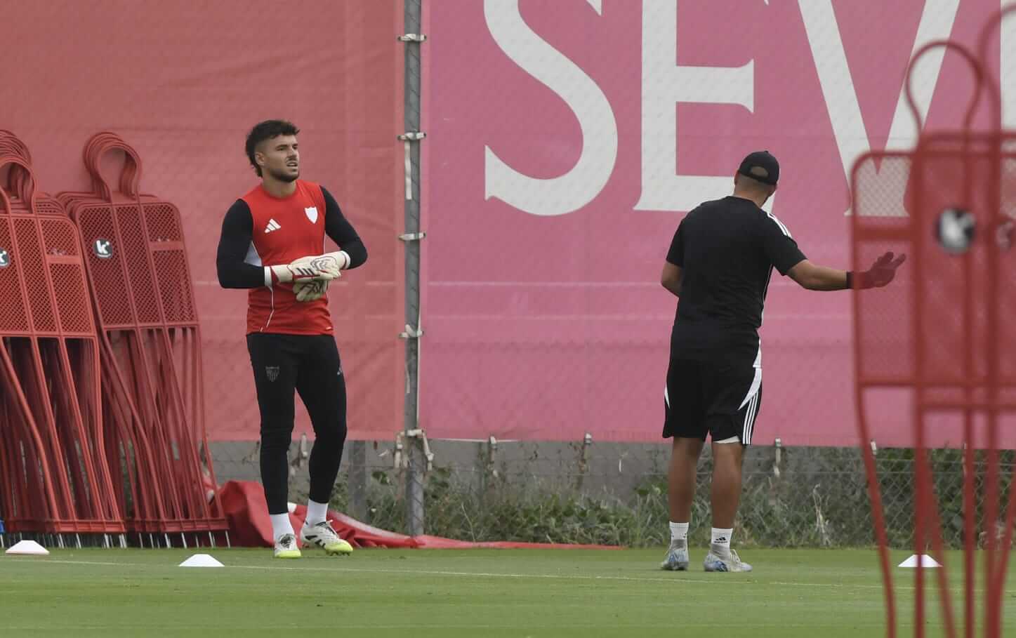 Álvaro Fernández se ejercita al margen. (Foto: Kiko Hurtado)