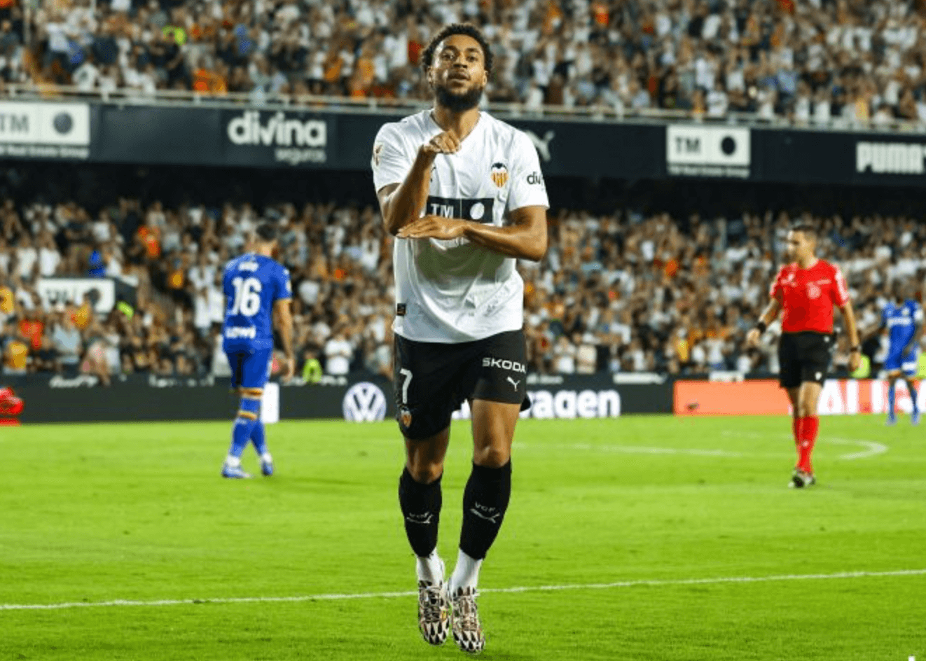 La Cobra Arnaut Danjuma pica en Mestalla (Foto: LALIGA)
