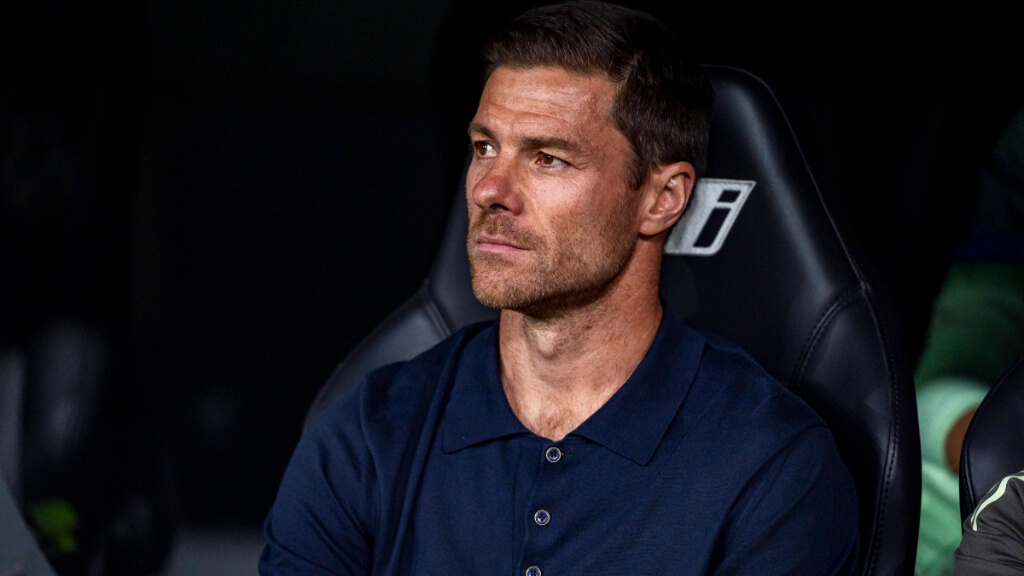 Xabi Alonso en el banquillo del Santiago Bernabéu (Foto: Cordon Press)