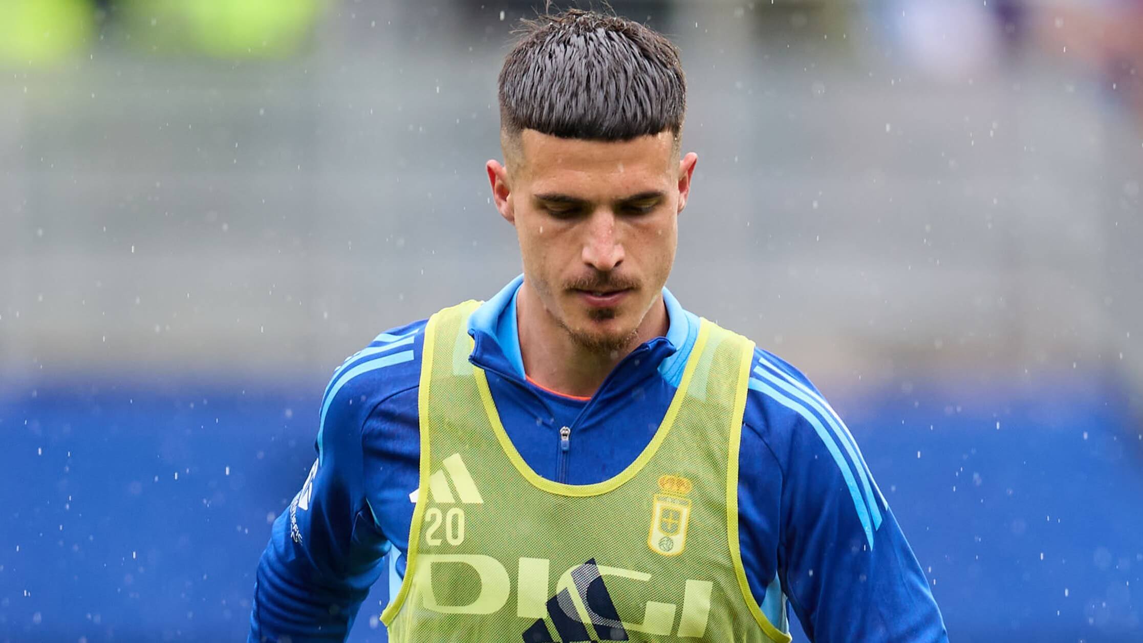Jaime Seoane calienta en el Real Oviedo (Foto: LALIGA).