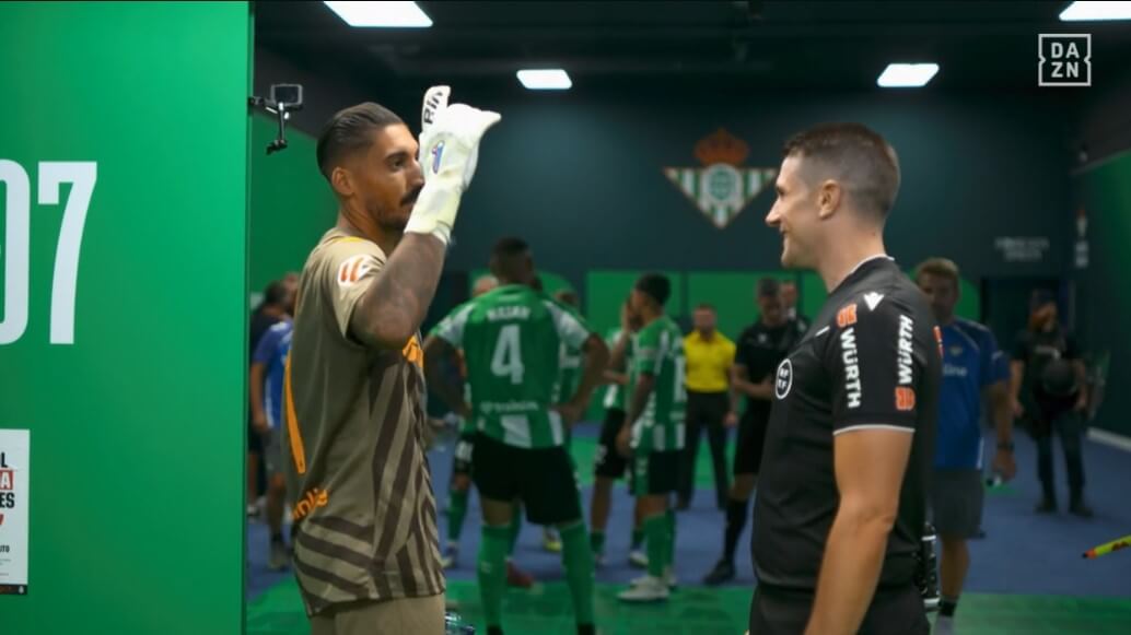 Álvaro Valles, charlando con el árbitro.