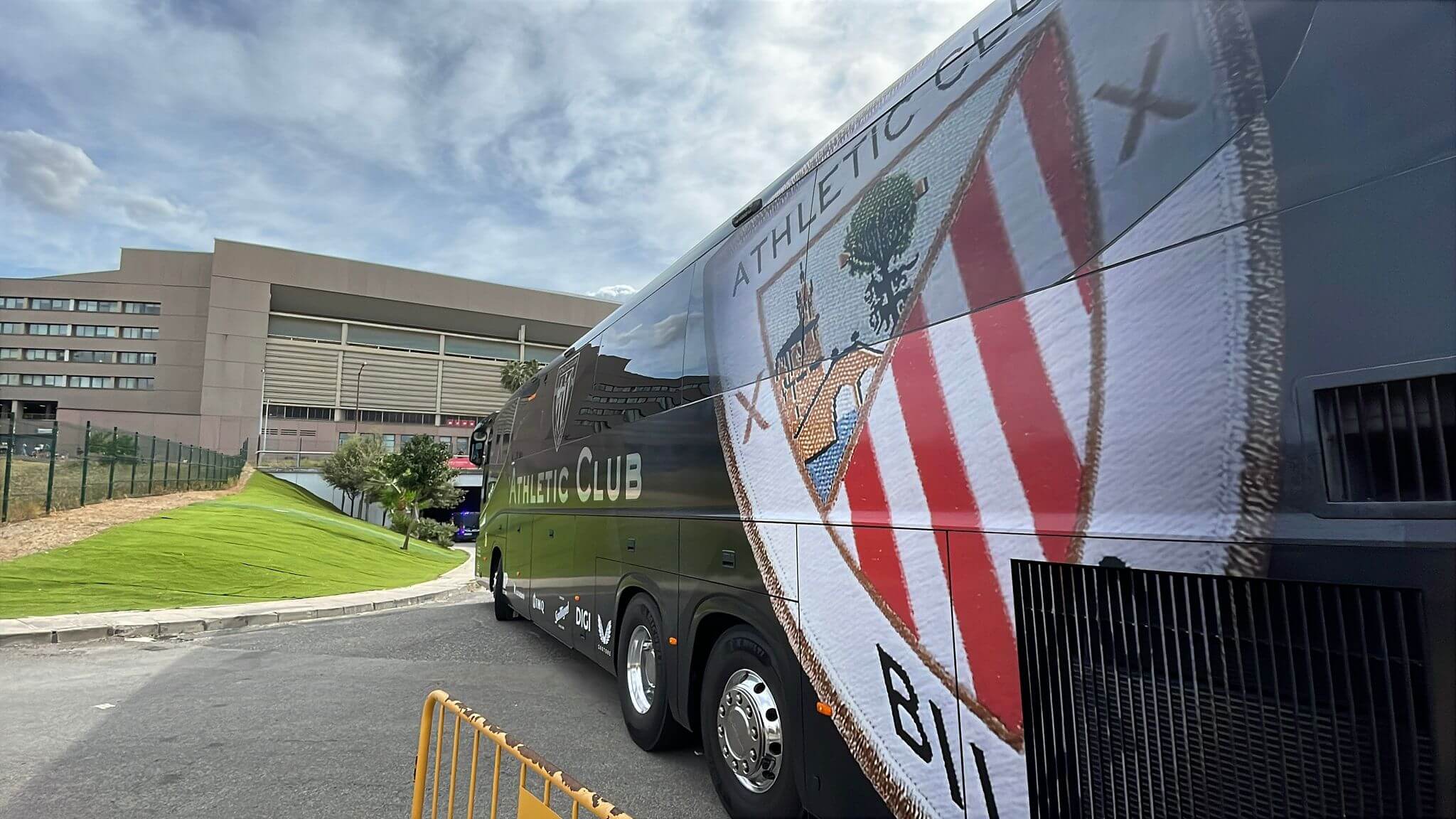 Llegada del autobús del Athletic a La Cartuja (Foto: Kiko Hurtado).