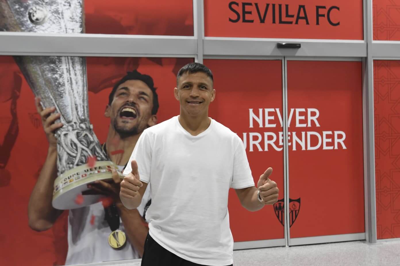 Alexis Sánchez, en su llegada a Sevilla (Foto: Kiko Hurtado).