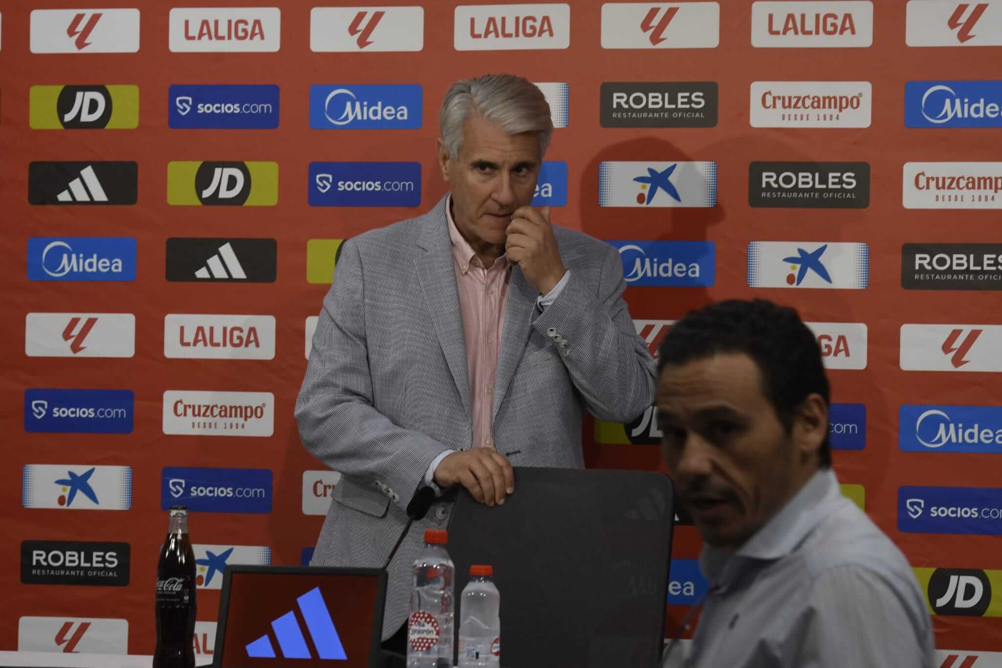 Antonio Cordón, con José María Del NIdo Carrasco, en la rueda de prensa del Sevilla (Foto: Kiko
