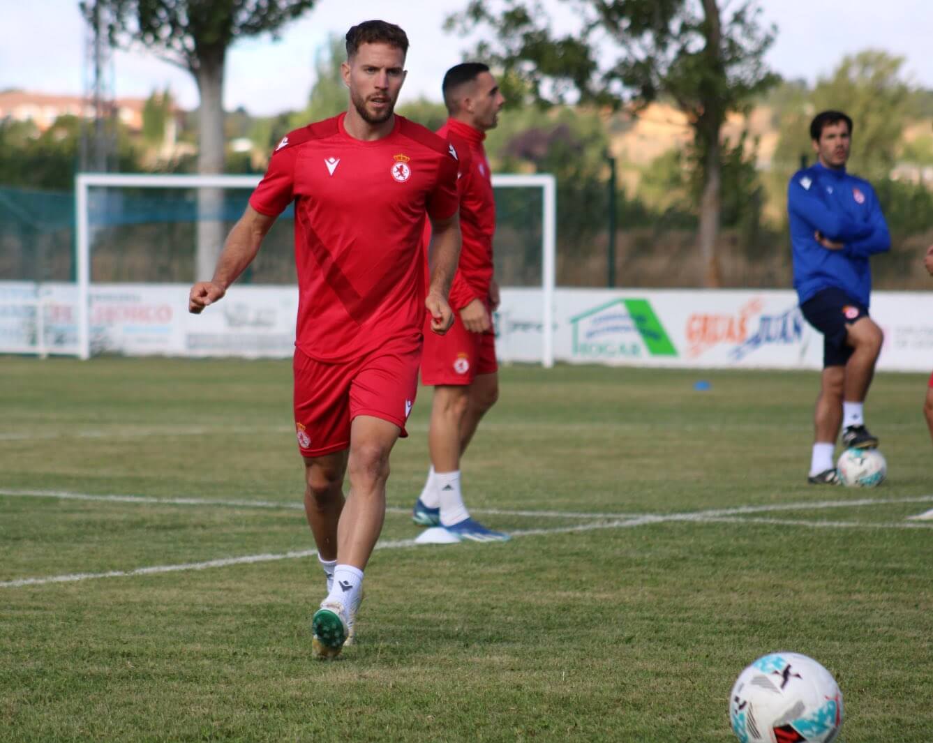 Iván Calero, durante su primer entrenamiento con la Cultural Leonesa (Foto: X).